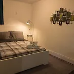 Heart Of Mtr For Memerable Experiance 2 Backyard 7Minmetro Fully Renovated & Equipped